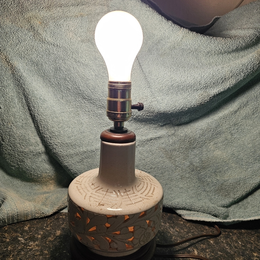 VTG RETICULATED PORCELAIN MID CENTURY LAMP UNIQUE RARE NIGHT LIGHT BASE